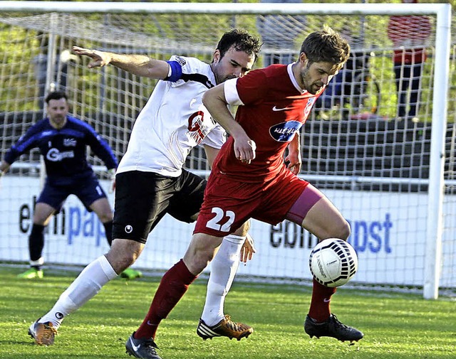 Zweikampf in der Abendsonne: Der Villi...imer Bastian Heidecker in Bedrngnis.   | Foto: dieter reinhardt