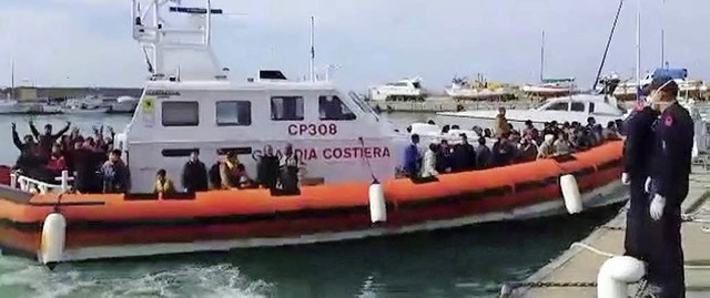 Videoaufnahme eines Boots der italieni...h in einem Hafen auf Sizilien anlegt.   | Foto: dpa
