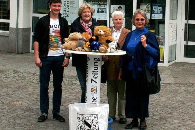 Teddy Bear Toss beim EHC Freiburg: Fans werfen 1700 Kuscheltiere aufs Eis