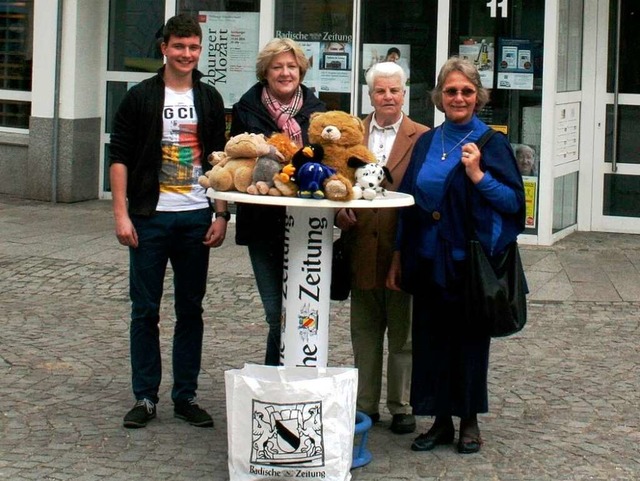 Simon Hugoschmidt (BZ) berreichte die...Spahl (Mitarbeiterinnen Weier Ring).   | Foto: bz