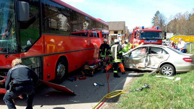Bei einem schweren Unfall bei Neustadt sind mehrere Menschen verletzt worden. 