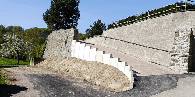 Mit der neuen Mauer ist der Aufgang zu...ngsbild der Umgebung angepasst werden.  | Foto: Christel Hlter-Hassler