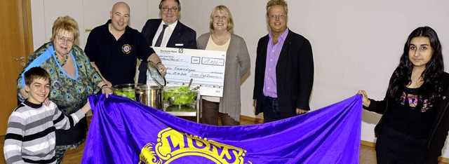 Der Lions-Club hat Geld fr die Mittag...igel, William Buhler und Flamur Shala.  | Foto: Dieter ERggelet