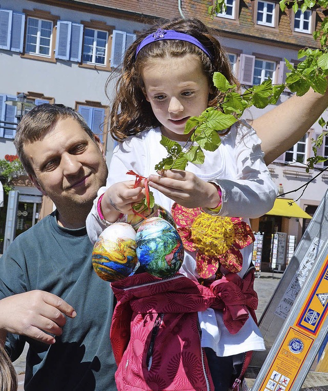 20 Kinder der Kernzeitbetreuung von Meerweins Kinderhaus schmcken den Osterbaum  | Foto: Sylvia-Karina Jahn