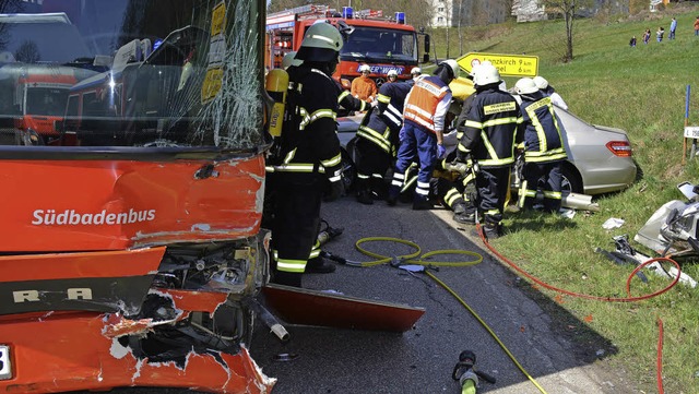 Sanitter und Feuerwehr helfen den zwei Insassen in dem Mercedes.   | Foto: Kamera 24/Stellmach