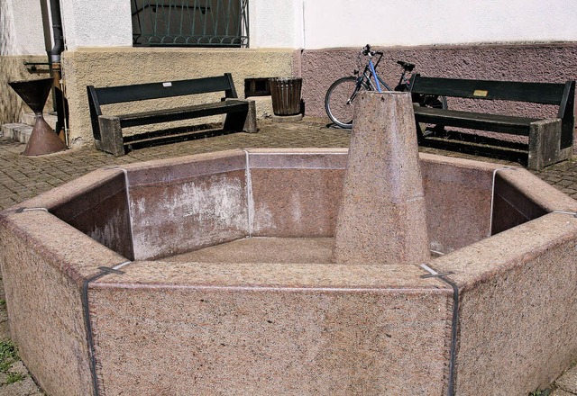 Wohin das Wasser am Langenauer Brunnen...indet, untersucht derzeit eine Firma.   | Foto: Marlies Jung-Knoblich