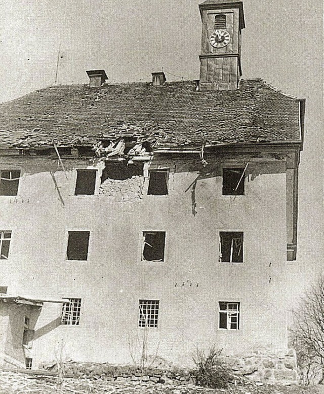 Auch das Rathaus Grafenhausen wurde beim Luftangriff 1944 stark beschdigt.   | Foto: Privat