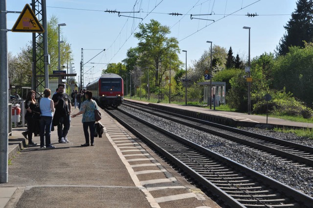 Der Bahnhof in Buggingen: Der Weg ber...ist eine lebensgefhrliche Abkrzung.   | Foto: Rainer Ruther