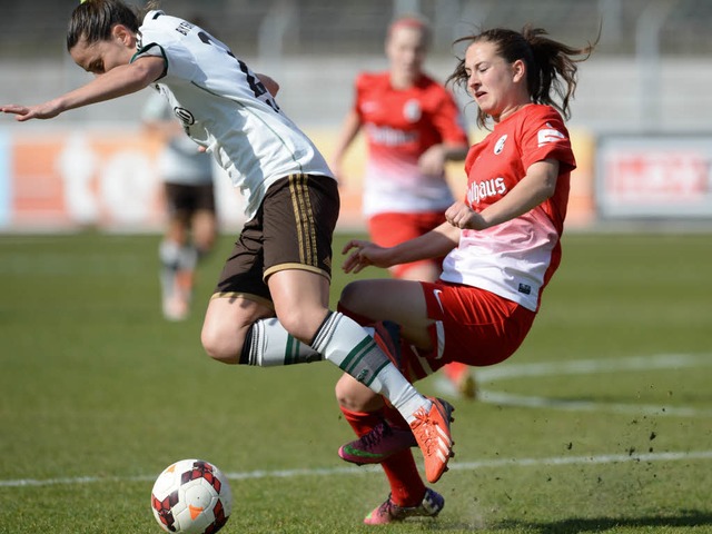 Freiburgs Nationalspielerin Sara Dbritz (rechts) im SC-Trikot   | Foto: PATRICK SEEGER