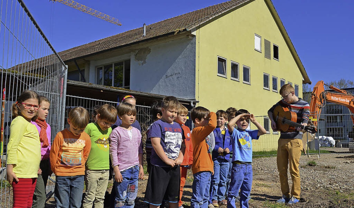 Da stand die Halle noch: Kinder der Kl...as Lied von den fleiigen Handwerkern.  | Foto: Nikolaus Trenz