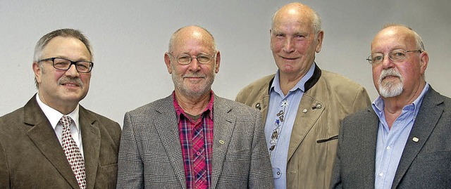 Ausgezeichnet: (von links) Kurt Reith ...ennt  Ernst Schmidt zum Ehrenmitglied.  | Foto: Wolfgang  Beck