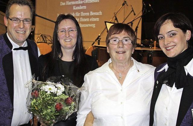 HOK-Vorsitzende Pamela Wechlin (rechts...n Waltraud Stterlin und Getrud Roser.  | Foto: Bn