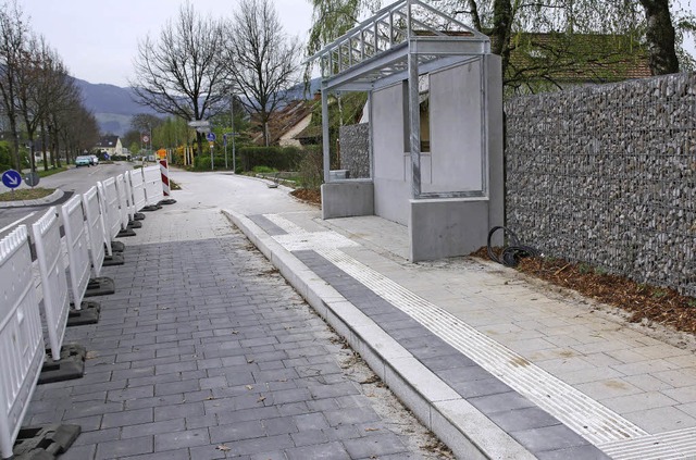 Der Radweg unmittelbar vor dem Warteh...und lsst keinen Begegungsverkehr zu.   | Foto: Andreas Peikert