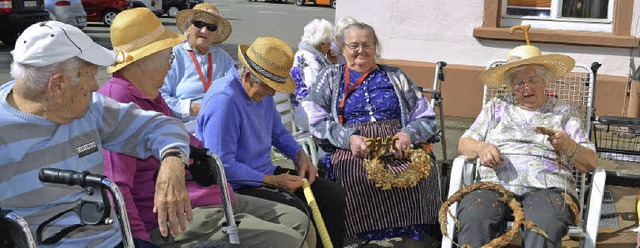 Senioren basteln fr den Palmsonntag und genieen die Frhlingssonne.   | Foto: Liane Schilling