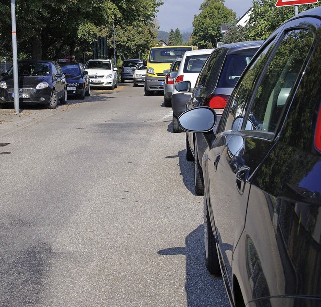 Parken in Wallbach ist immer wieder Th...auf  der Hauptstrae ein Dorn im Auge.  | Foto: archivfoto: hrvoje miloslavic