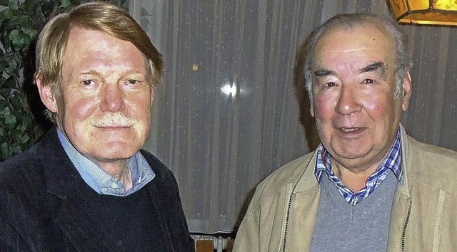 Der Vorsitzende Gert Heller (links) da...retendem Dirigenten Gottfried Menner.   | Foto: privat