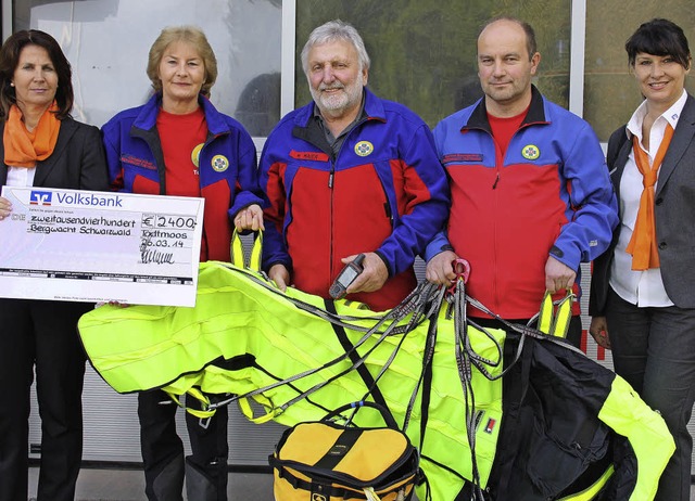 Den Scheck bergaben Vera Valentini-Ga...anfred Maier und  Markus Baumgartner.   | Foto: Andreas Bhm