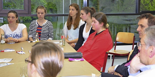 Jugendliche erarbeiten mit Fraktionsmi...ern Thesen und Handlungsmglichkeiten.  | Foto: Martina proprenter