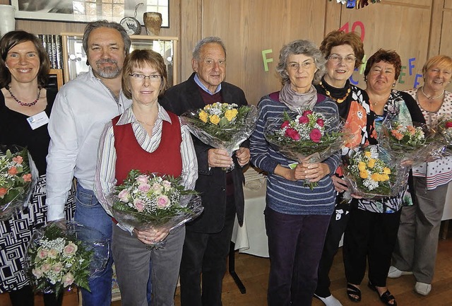 Ein Dankeschn mit Blumen gab es von S...onenkreuz der Diakonie ausgezeichnet.   | Foto: Claudia Gempp