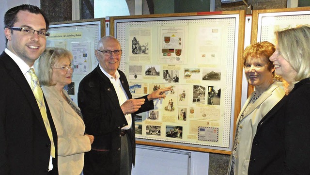 Bilder und Dokumente zu 40 Jahren Geme... im Foyer des Laufenburger Rathauses.   | Foto: Michael Gottstein