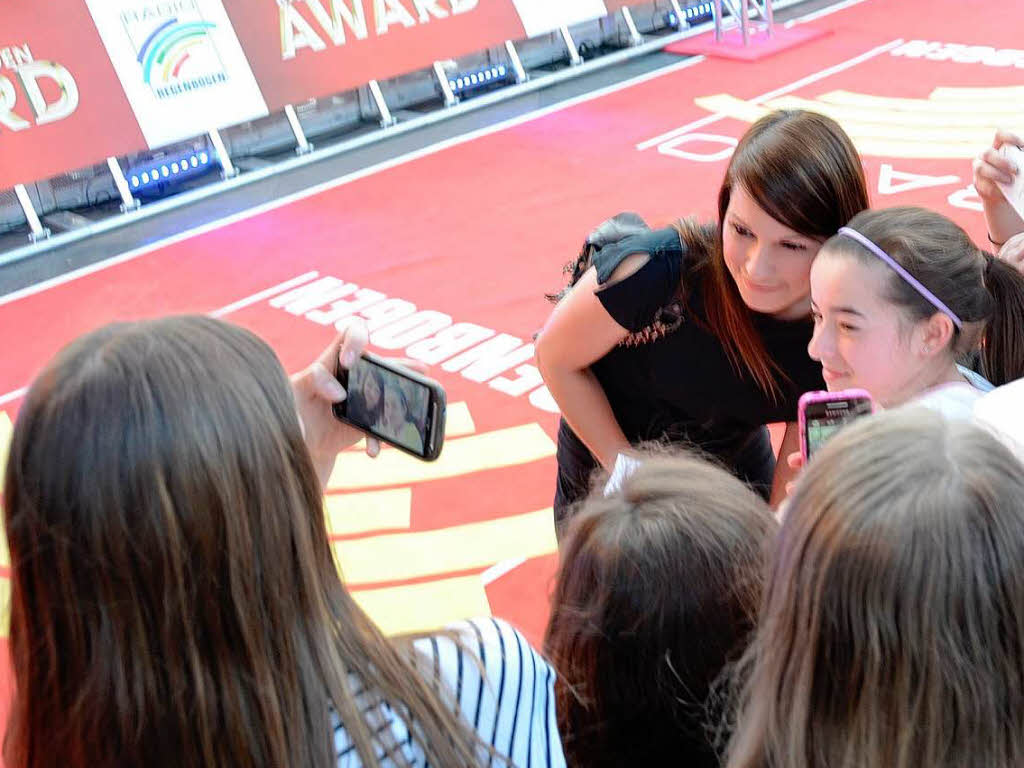 Auf dem roten Teppich:  Christina Strmer mit Fans