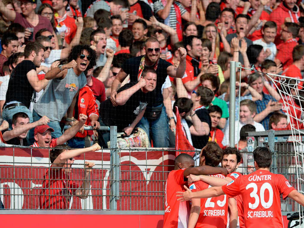 Couragiert gingen die roten Freiburger gegen Braunschweig zur Sache. Am Ende reichte es zu drei Punkten.