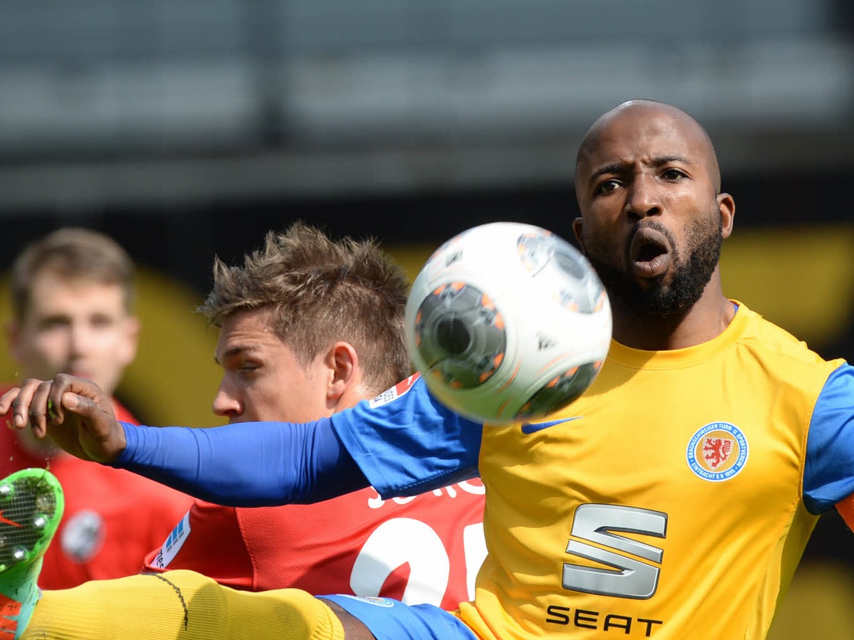 Couragiert gingen die roten Freiburger gegen Braunschweig zur Sache. Am Ende reichte es zu drei Punkten.