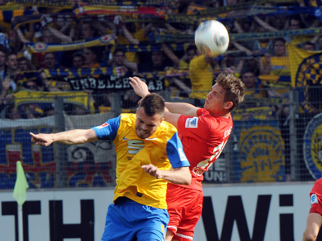 Couragiert gingen die roten Freiburger gegen Braunschweig zur Sache. Am Ende reichte es zu drei Punkten.