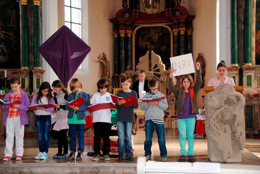 Die Gottenheimer Erstkommunionkinder t...s Passionsgeschehen in der Kirche vor.  | Foto: Manfred Frietsch