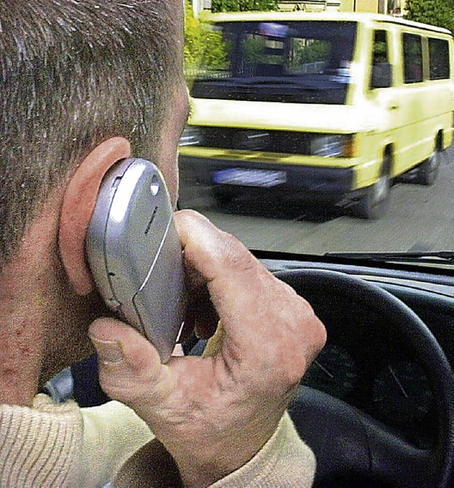 Noch immer eine weit verbreitete Unsitte: Das Handy am Ohr beim Autofahren.   | Foto: dpa
