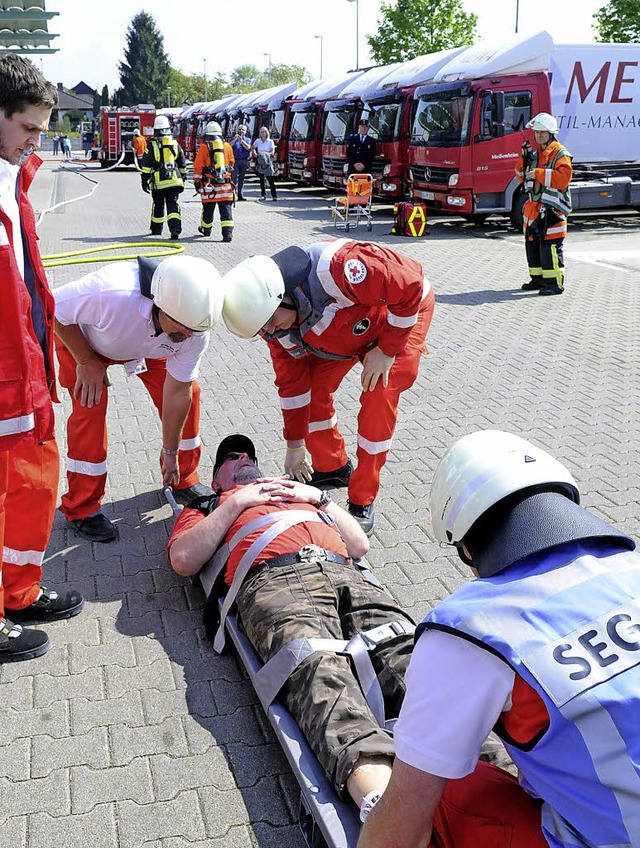 Gott sei Dank nur eine bung: Ein Verletzter wird geborgen.   | Foto: W. Knstle