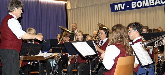 Dirigent Gebhard Rieger sorgte mit sei...vereins Bombach in der Schulbuckhalle.  | Foto: Werner Schnabl