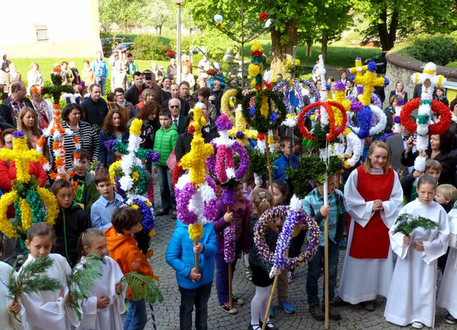 ber 30 bunte Palmen in unterschiedlic... an den Einzug Christi in Jerusalem.    | Foto: Eberhard Gross