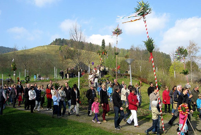 In einer langen Prozession zog die Gem...n Palmen sowie Strue gesegnet hatte.  | Foto: Ulrike Spiegelhalter