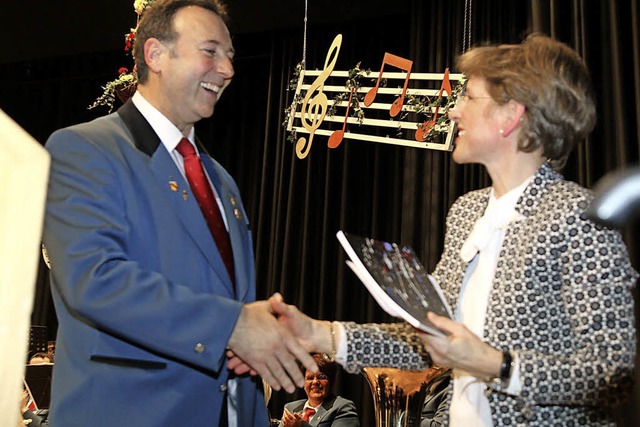 Herzlichen Glckwunsch!  Landrtin Mar...eude des Vorsitzenden   Peter Bhler.   | Foto: Hans-Jrgen Hege