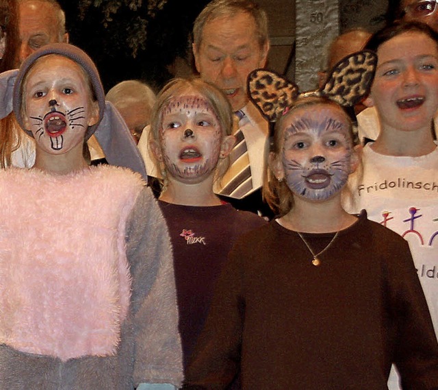 Zum Abendlied gemeinsam auf der Bhne:...nd der Kinderchor der Fridolinschule.   | Foto: Petra Wunderle