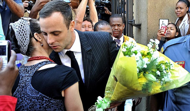 Eine Untersttzerin berreicht dem ang...s vor dem Gericht einen Blumenstrau.   | Foto: DPA