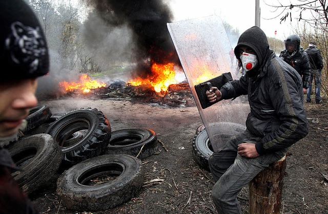 Pro-russische Demonstranten setzen im ...ischen Slawjansk Barrikaden in Brand.   | Foto: AFP