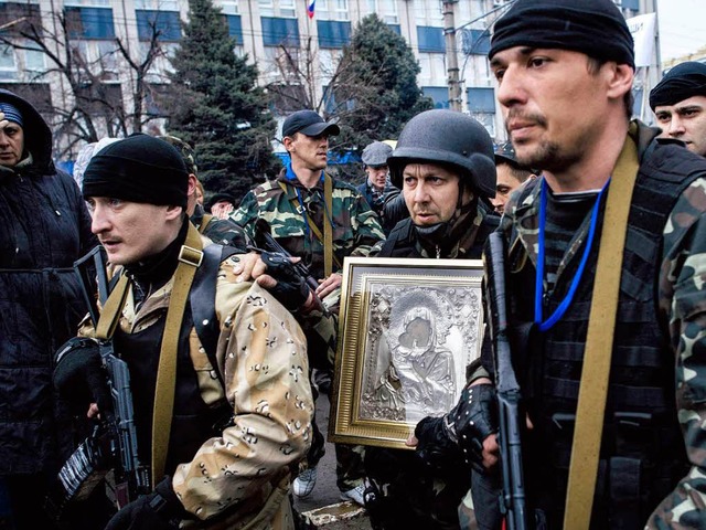 Pro-russische Krfte marschieren mit e...rch die ostukrainische Stadt Lugansk.   | Foto: AFP