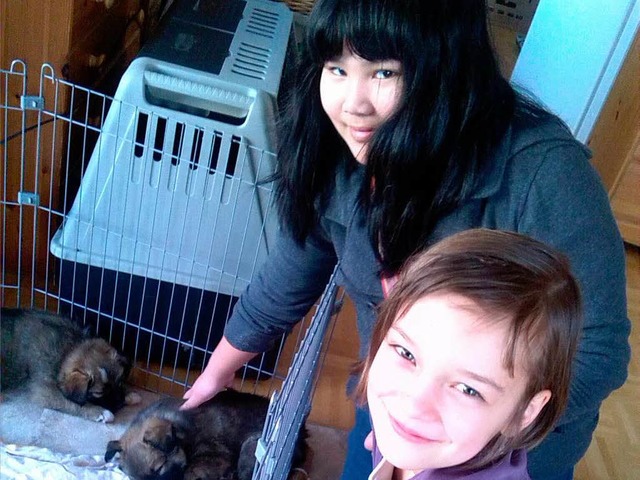 Vanessa Phong und Sophia Kiefer mit Hundewelpen.   | Foto: privat