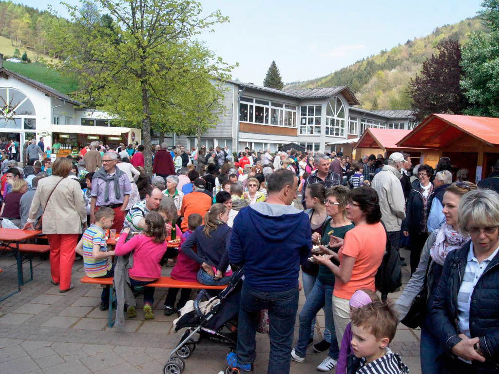 Viele Besucher bewegten sich zwischen Marktstnden und Park