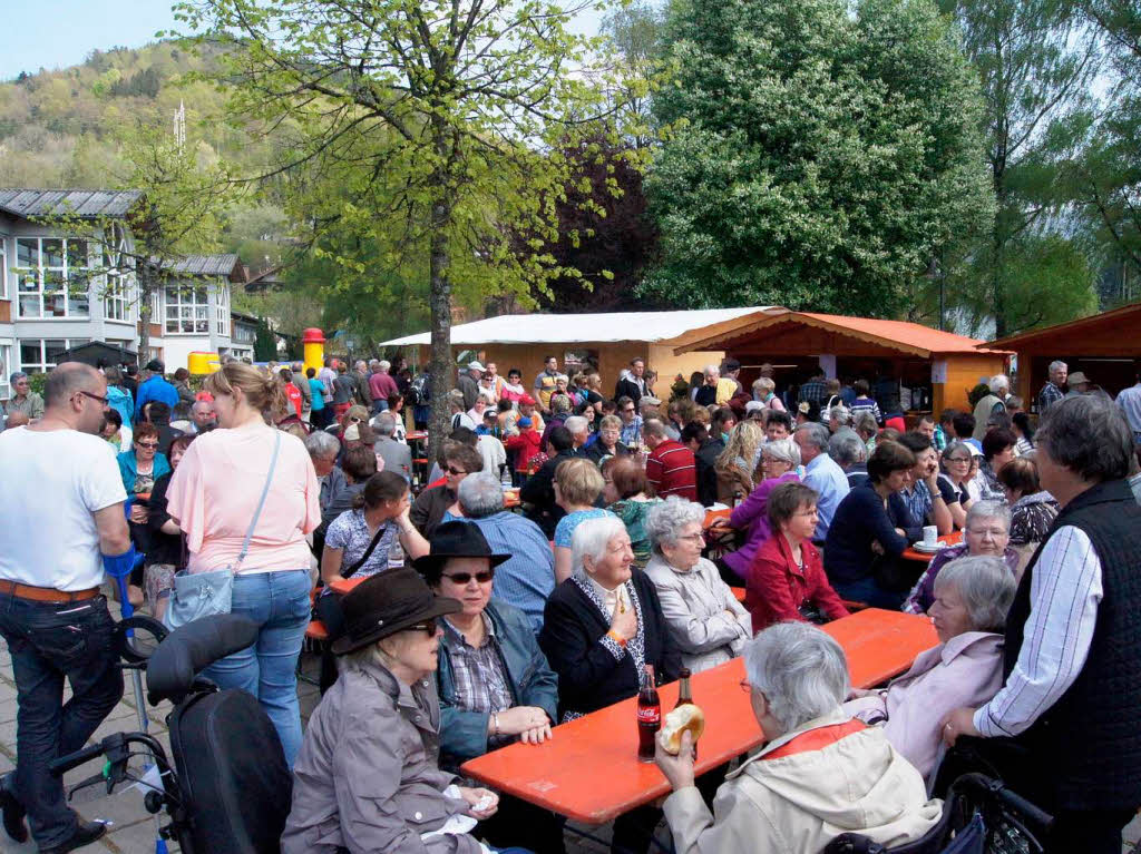 Mehrere Tausend Besucher strmten am sonnigen Palmsonntag in den Kurpark beim Pavillon und lieen sich bewirten.