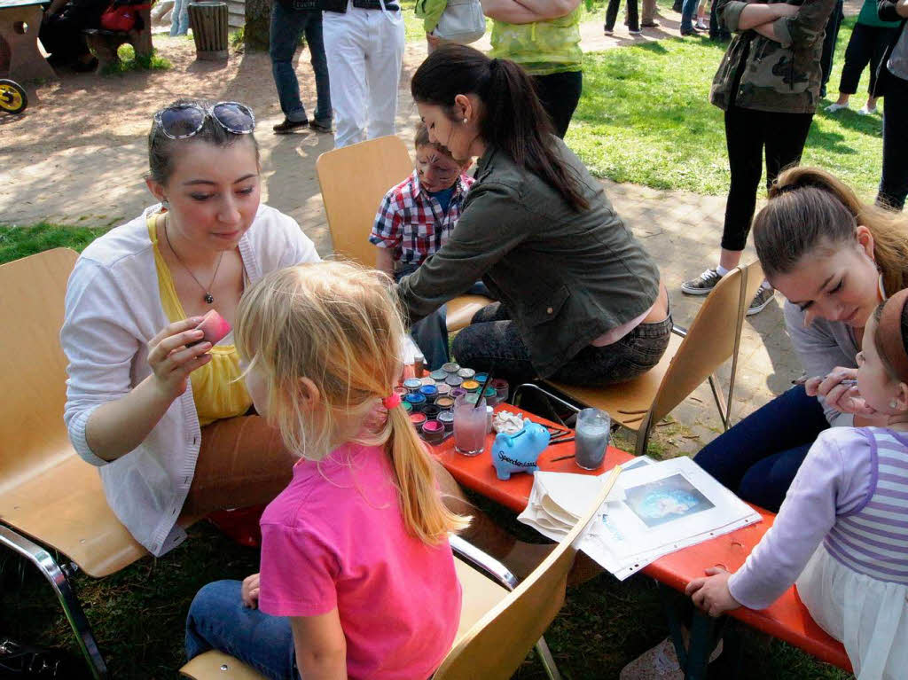 Auch fr Kinder gab es allerhand  Ablenkung: hier beim Schminken