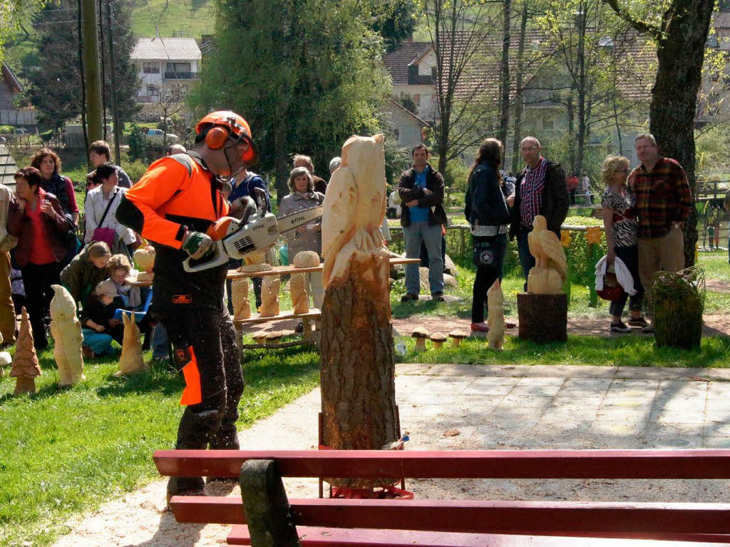 Ein Knstler mit der Kettensge: In Krze entstanden verschiedene Holzskulpturen