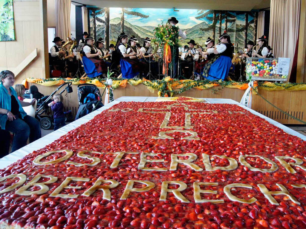 Die grte Ostertorte war um 14.30 Uhr zum Anschnitt bereit: zehn Quadratmeter gro.