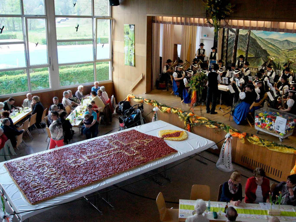 Am frhen Nachmittag des Palmsonntags: Die grte Ostertorte der Region ist in der Festhalle aufgebaut. Auf der Bhne die Trachtenkapelle Oberprechtal