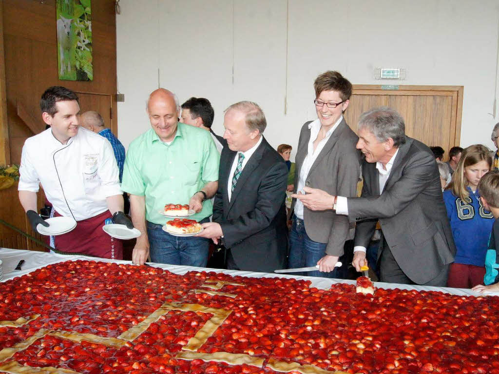 Der Schpfer der Torte: Jochen Burger mit einigen Ehrengsten: Alexander Schoch, Peter Wei, Ulrike Schneider, Karl-Heinz Schill  (von links)