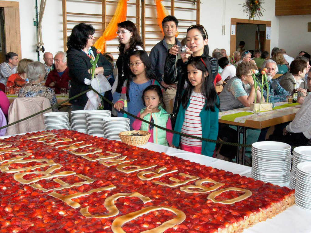 Kaffeezeit in der Festhalle: Gedrnge an der Ostertorte