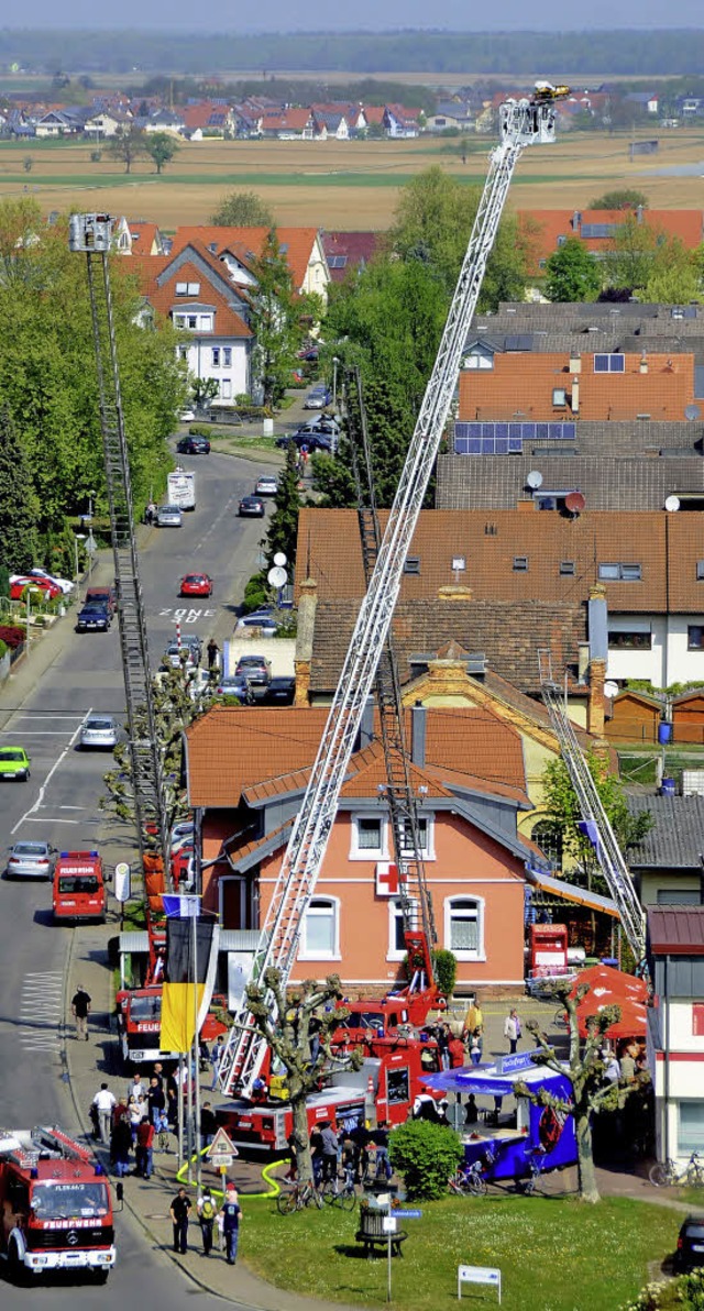 Endingen. Blick aus den Rebterrassen auf das Feuerwehr-Drehleiterfest.  | Foto: Roland Vitt