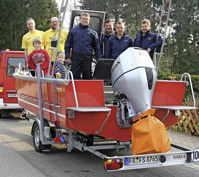 Philipp Schwenninger (DLRG-Ausbilder) ...ttungsboot an den Schluchsee geholt.    | Foto: roswitha klaiber